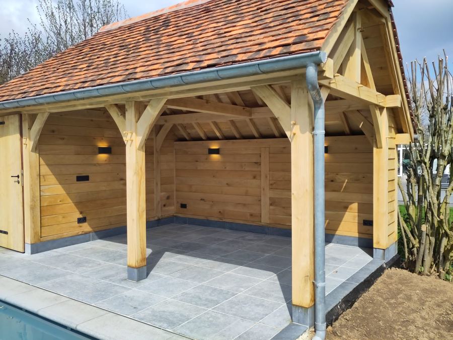 Charpente de chêne d'un pool house au bord d'une piscine