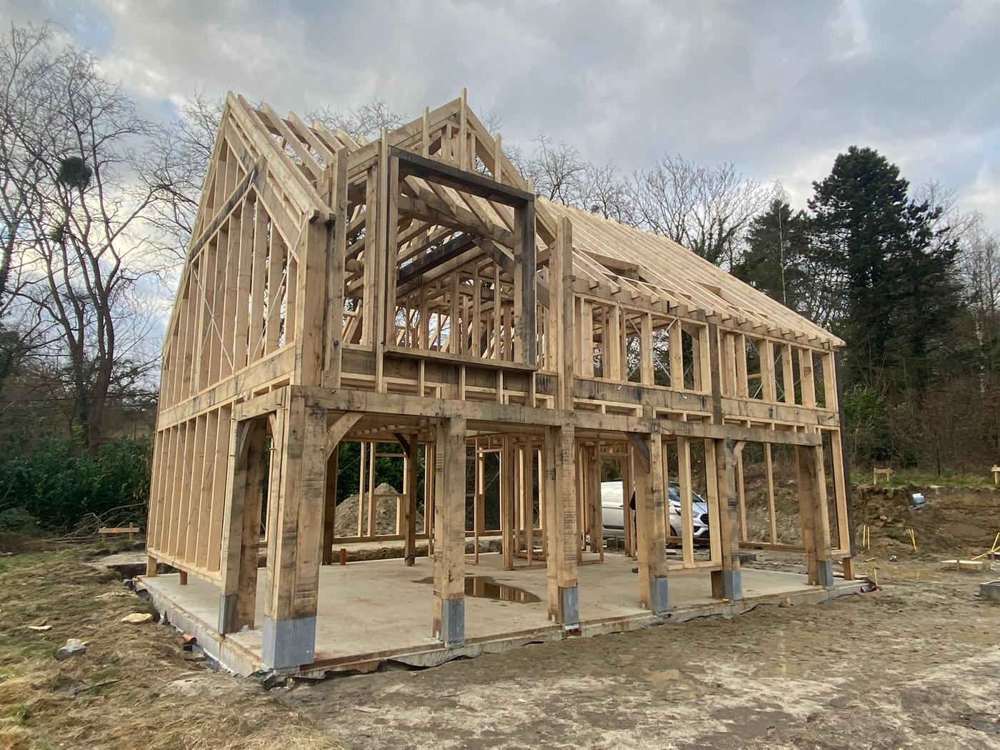 Ossature de chêne d'une maison levée, avant la couverture