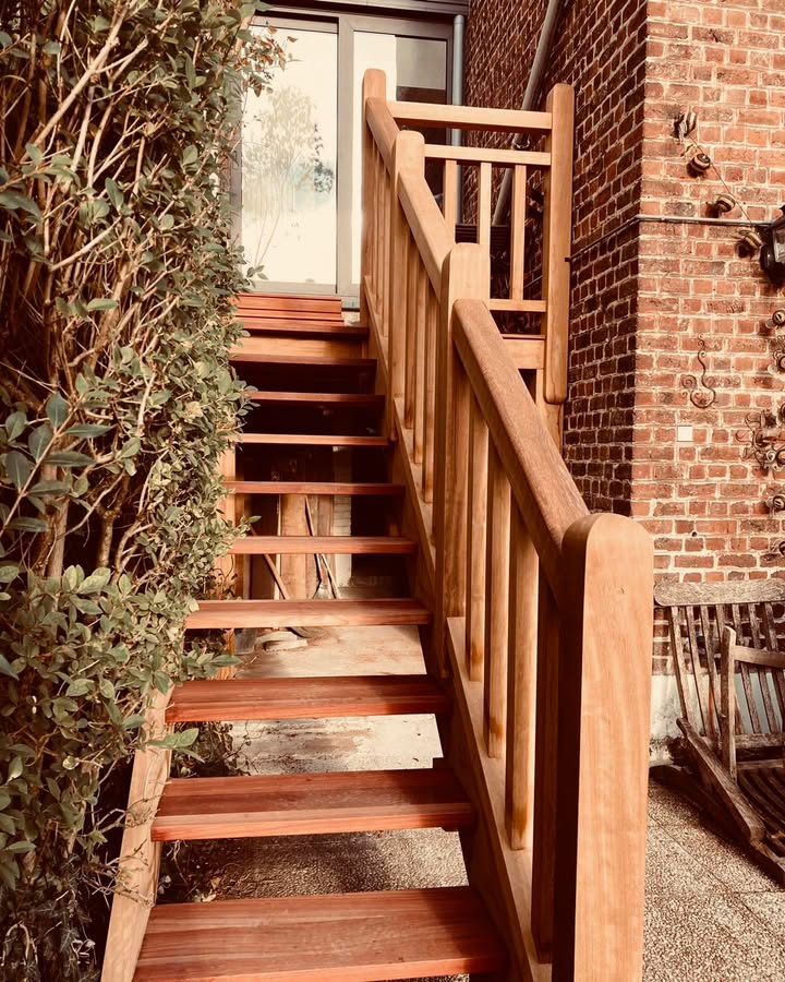 Escalier extérieur en bois — Taïga