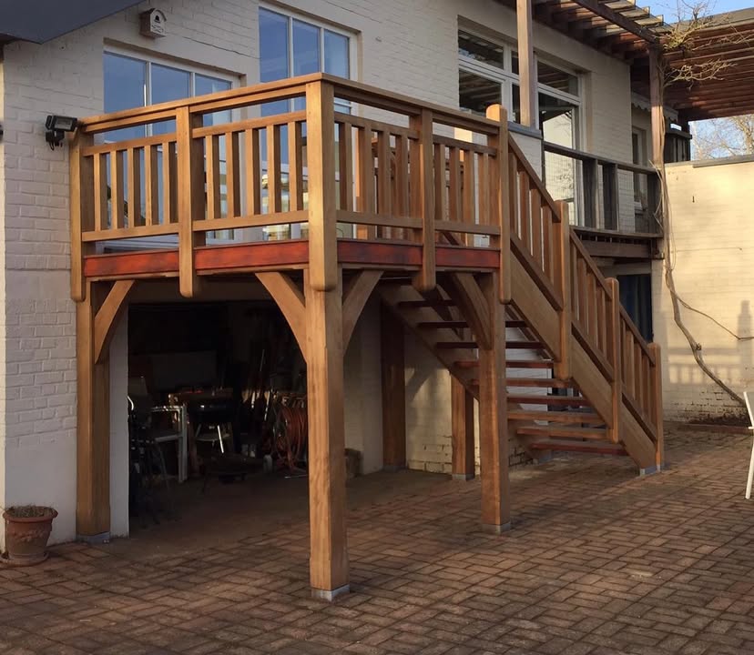 Escalier extérieur en bois — Taïga