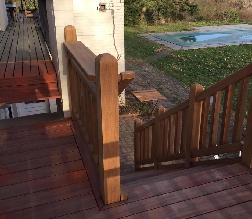 Escalier extérieur en bois — Taïga