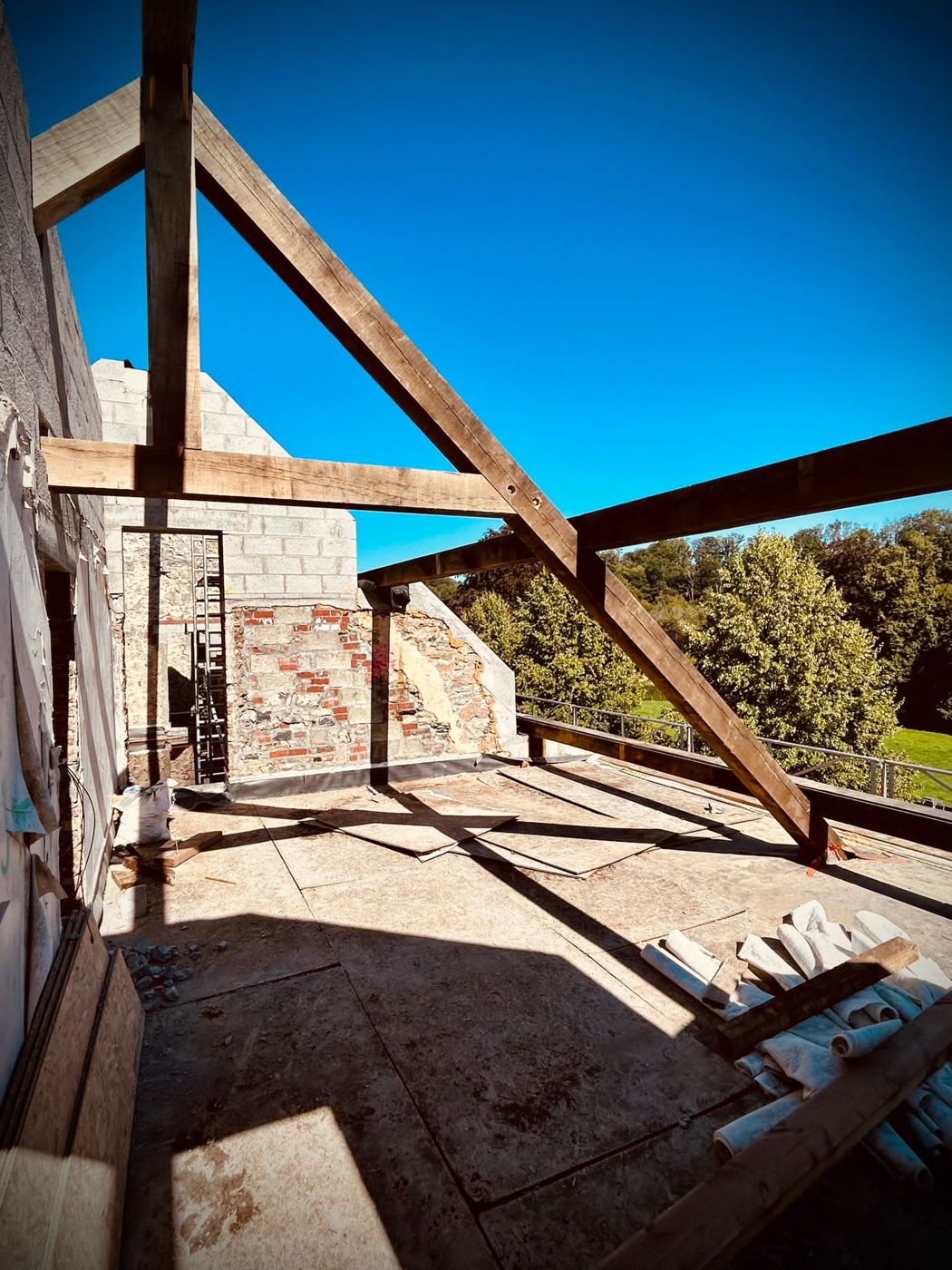 Sur le chantier — Charpente d’un château — Emptinne