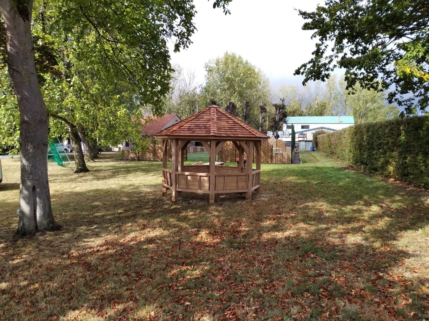 Kiosque octogonal de Schola Nova — Incourt