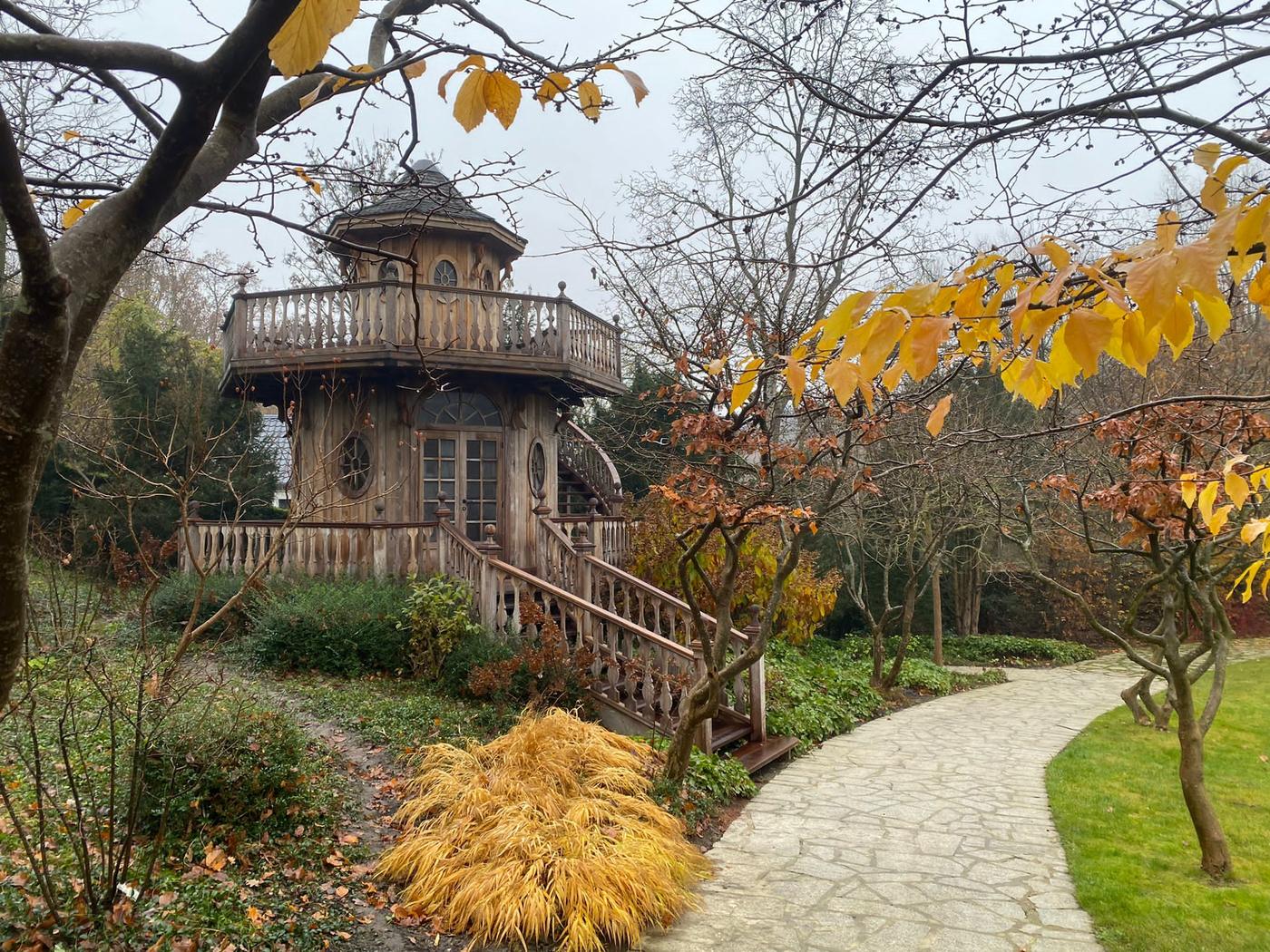 Pavillon de piscine après ponçage et nettoyage