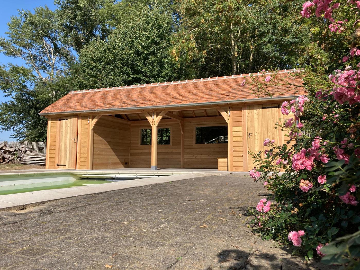 Pool-house à charpente apparente — Incourt