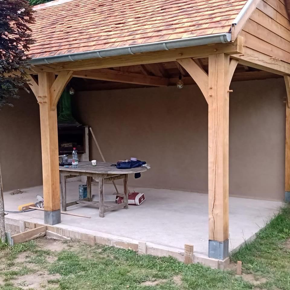 Abri chêne avec cheminée barbecue, murs enduits, terminé