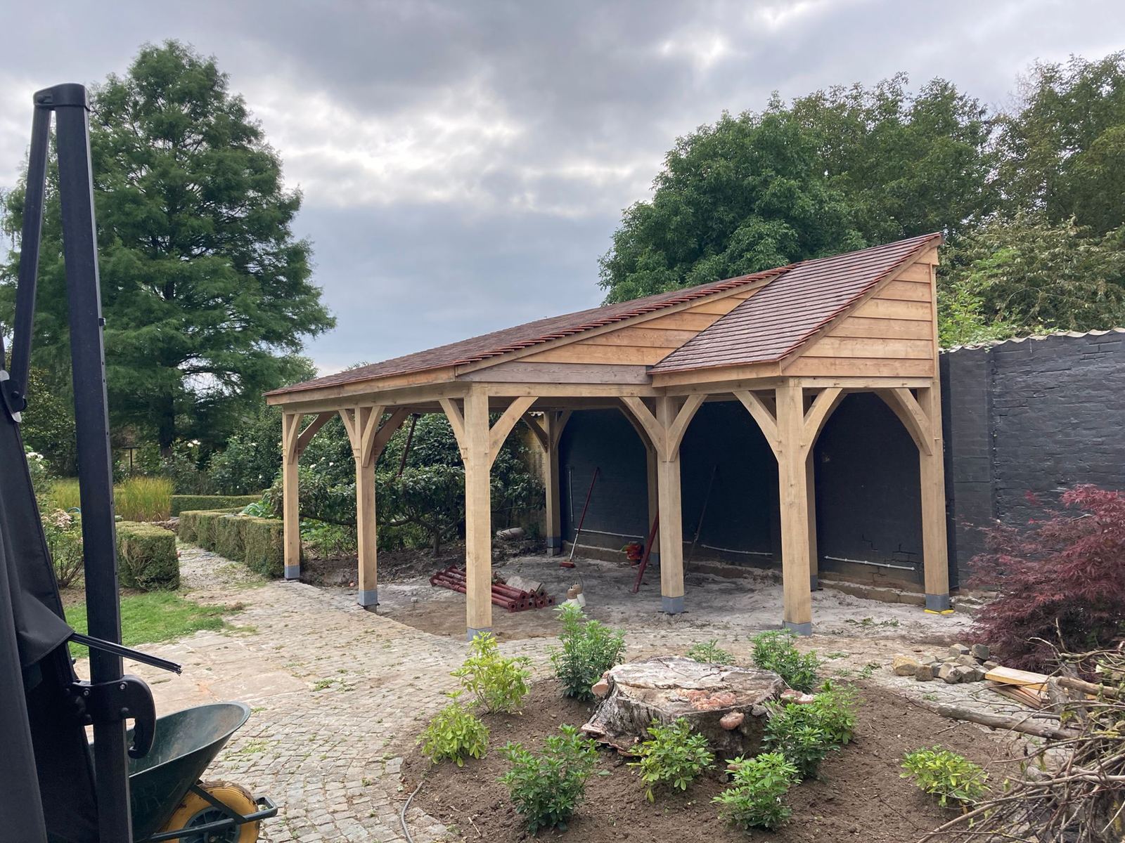 Grande pergola/abri chêne ouvert, toiture finie, allée pavée