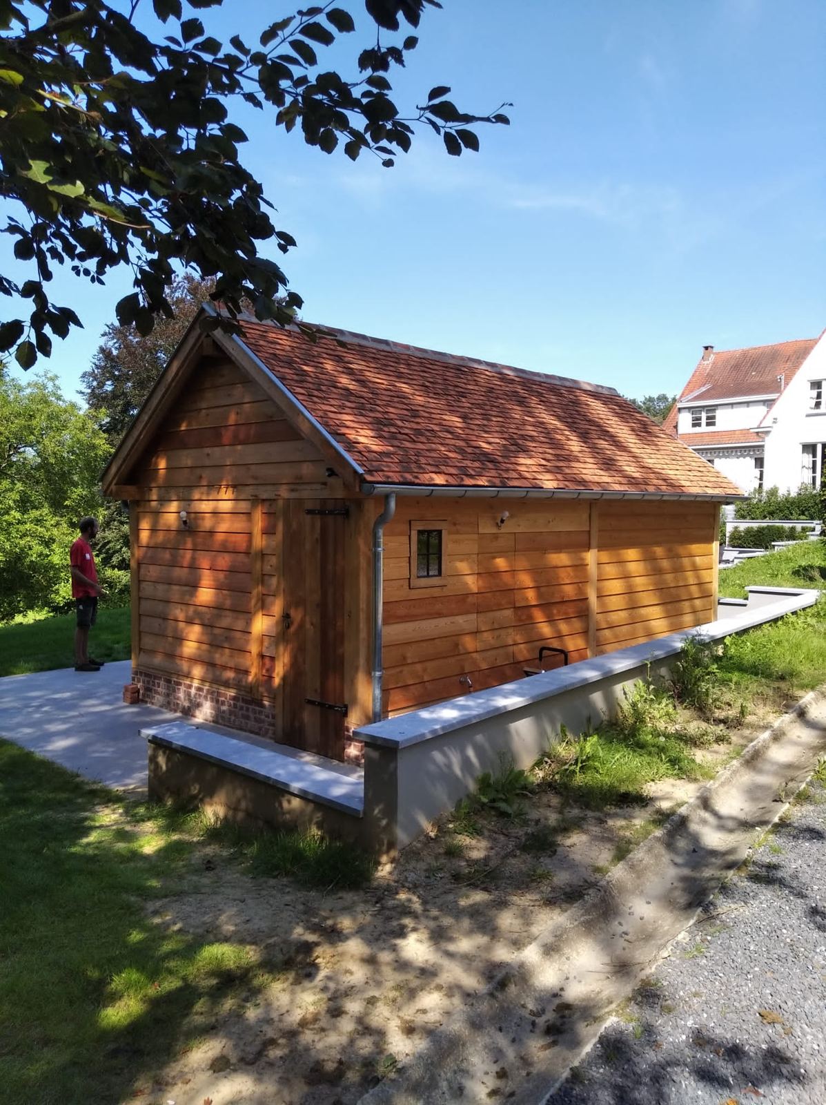 Pool house bardé chêne sur socle brique