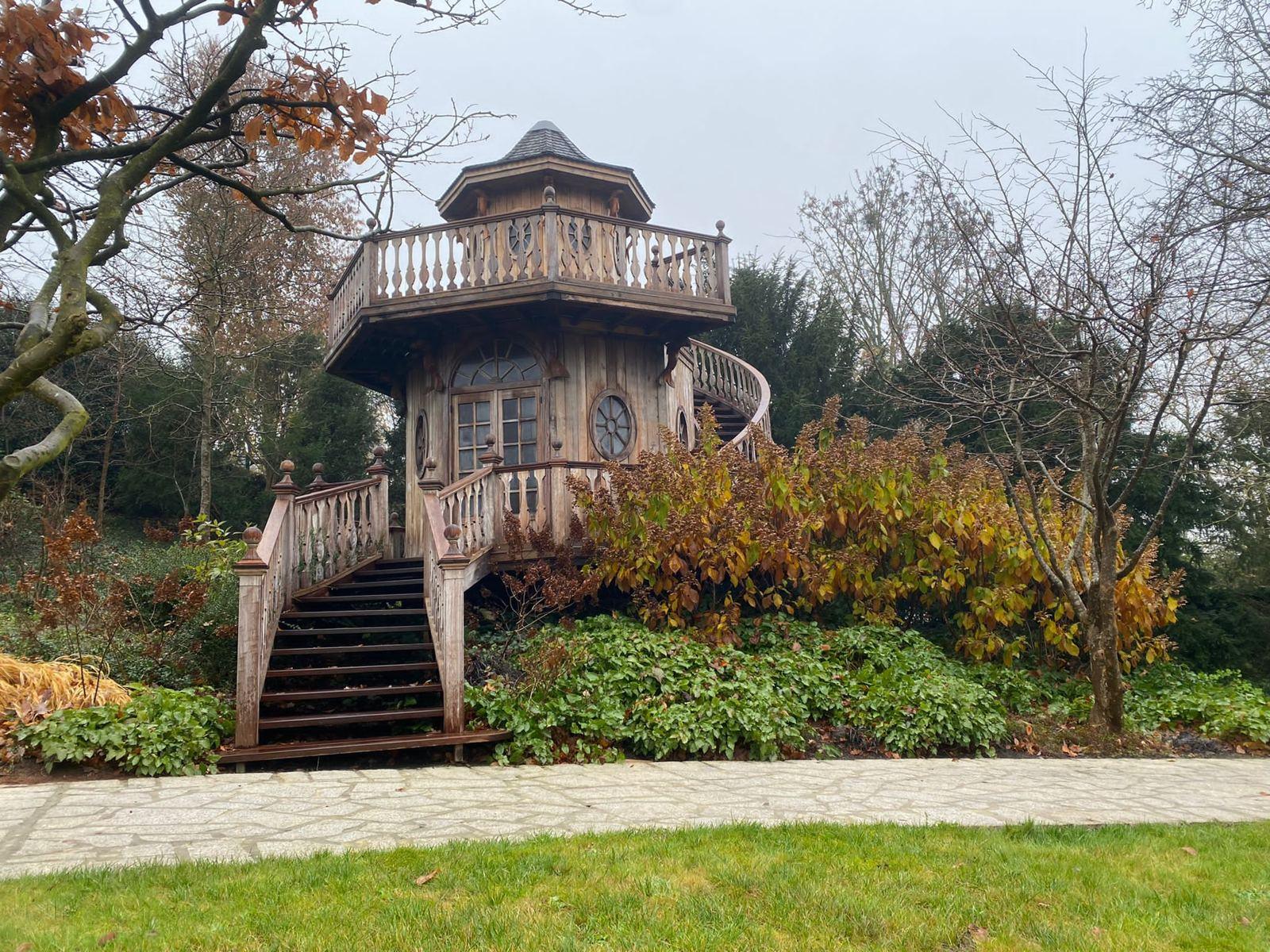 Kiosque perché octogonal, escalier à balustres