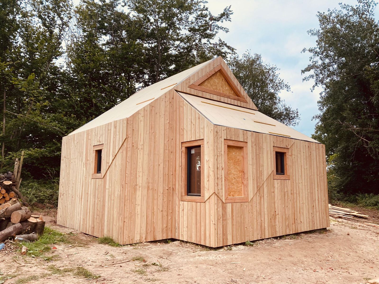 Cabane bardage meleze vertical quasi finie