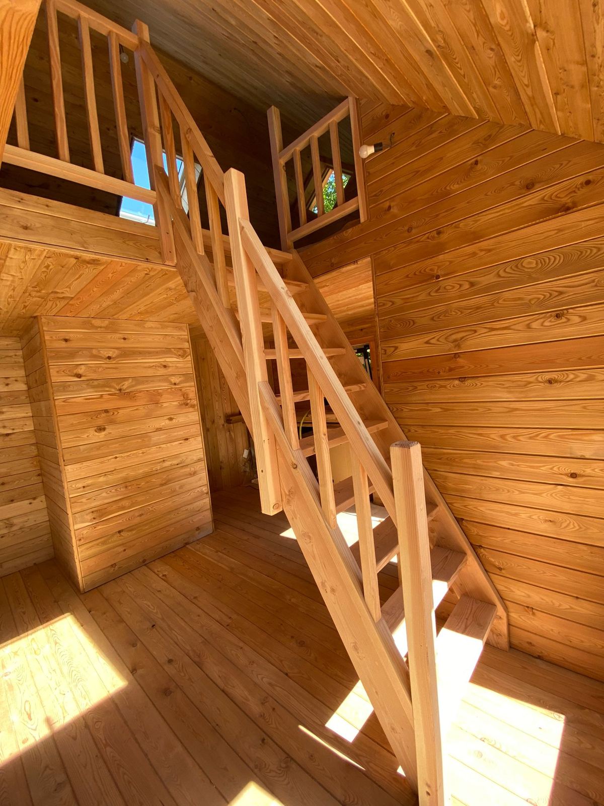 Escalier et mezzanine bois, lumiere naturelle