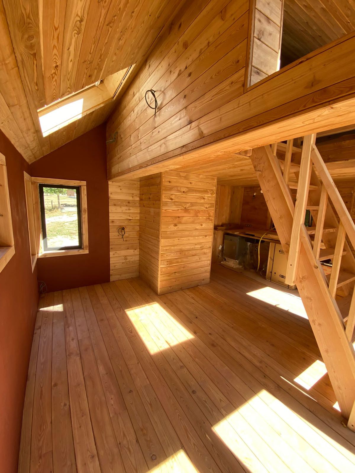 Escalier et mezzanine bois, lumiere naturelle