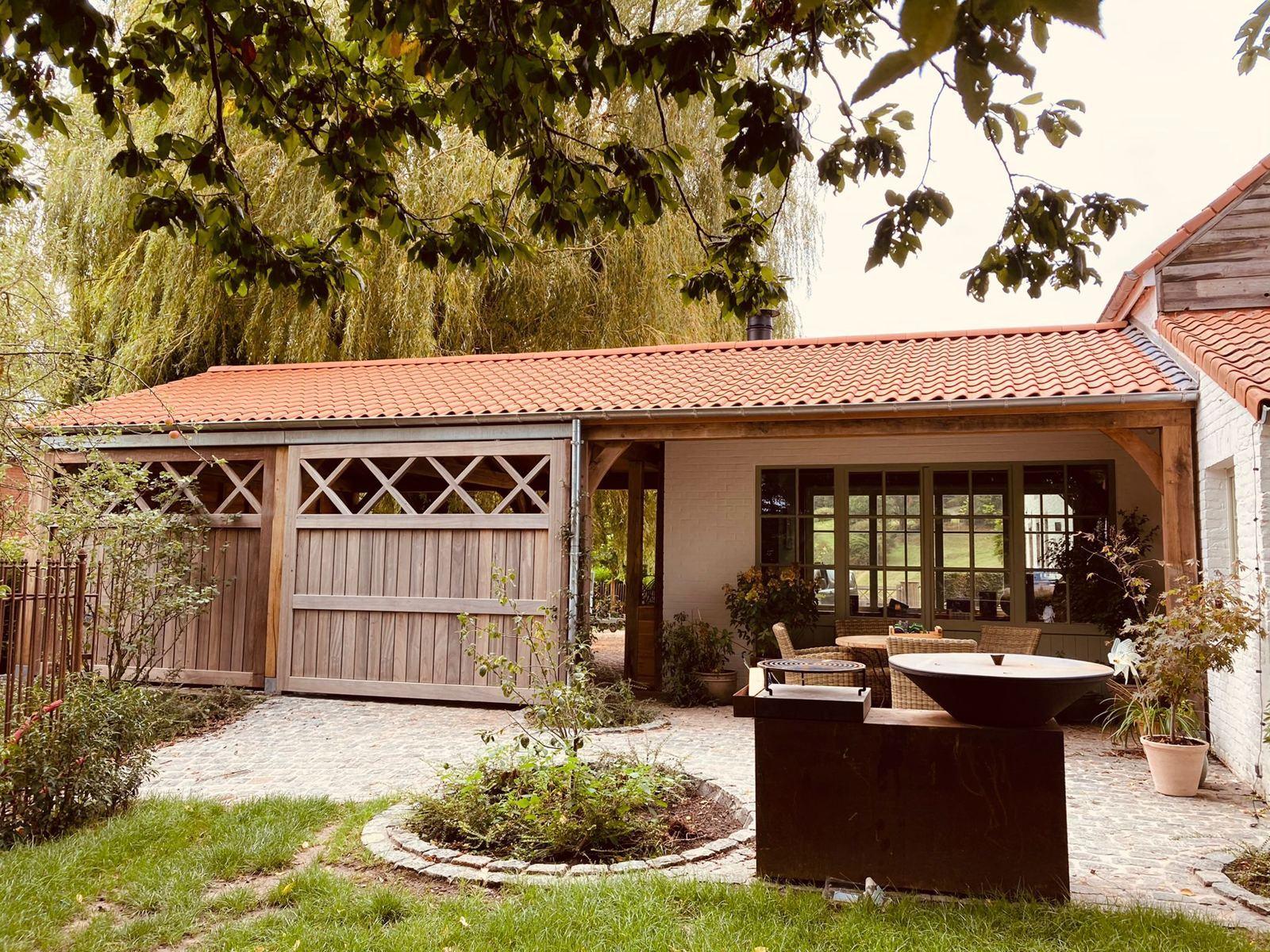 Carport et portails en chêne vus du jardin