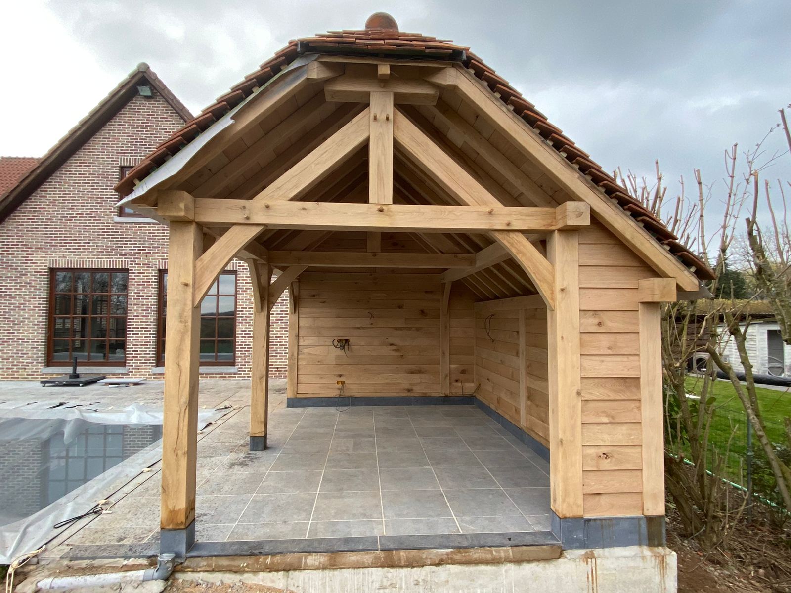 Poolhouse chene ouvert, charpente apparente, piscine