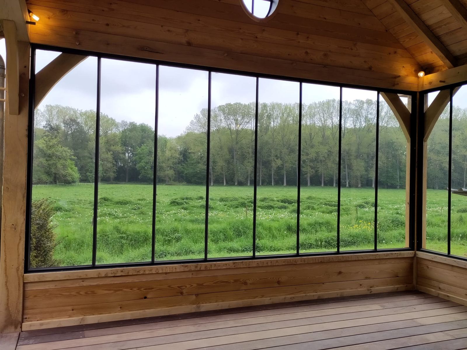 Pool house fini : verrière, portes chêne, piscine