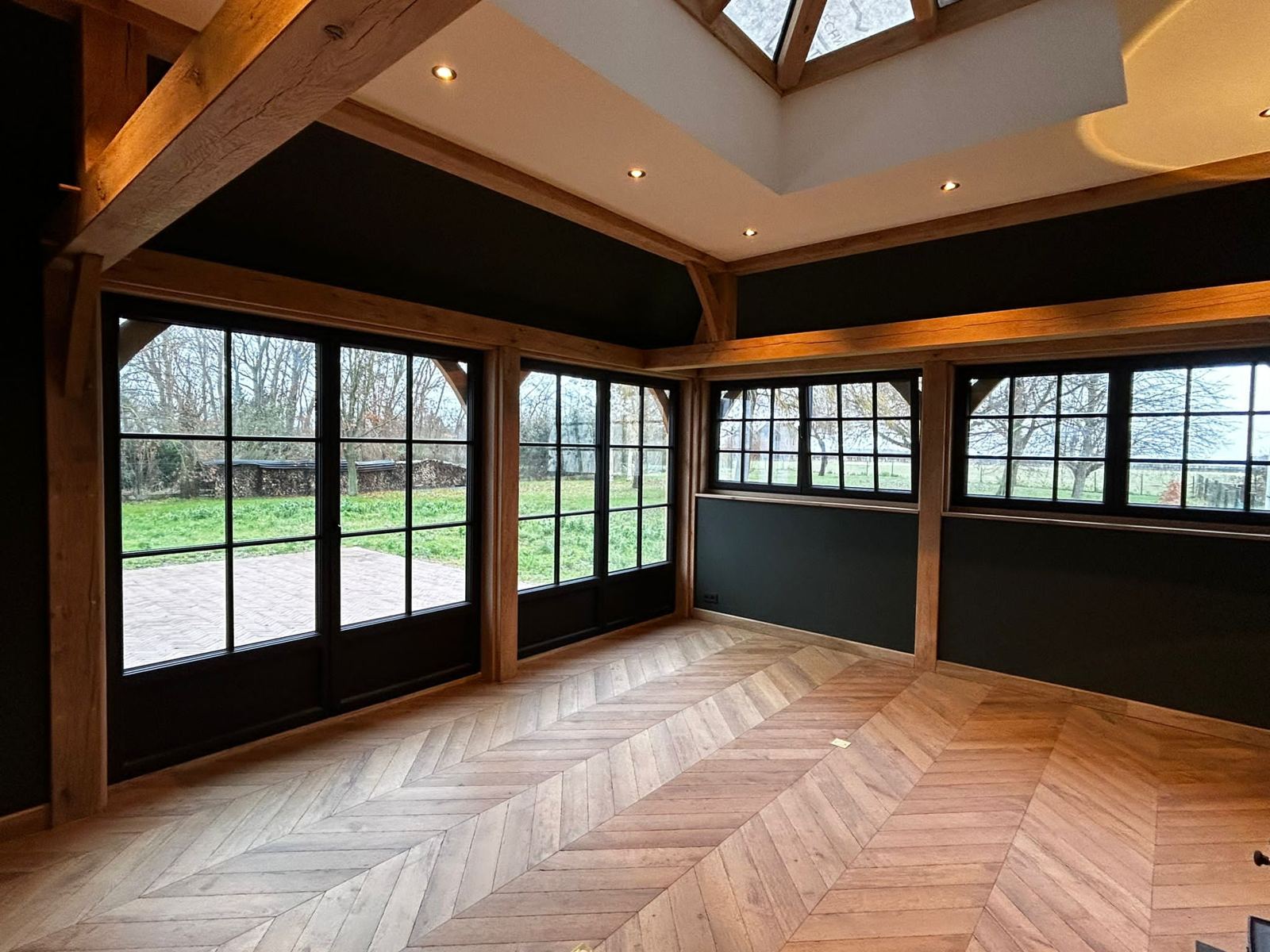 Intérieur terminé : parquet point de Hongrie, charpente chêne, poêle