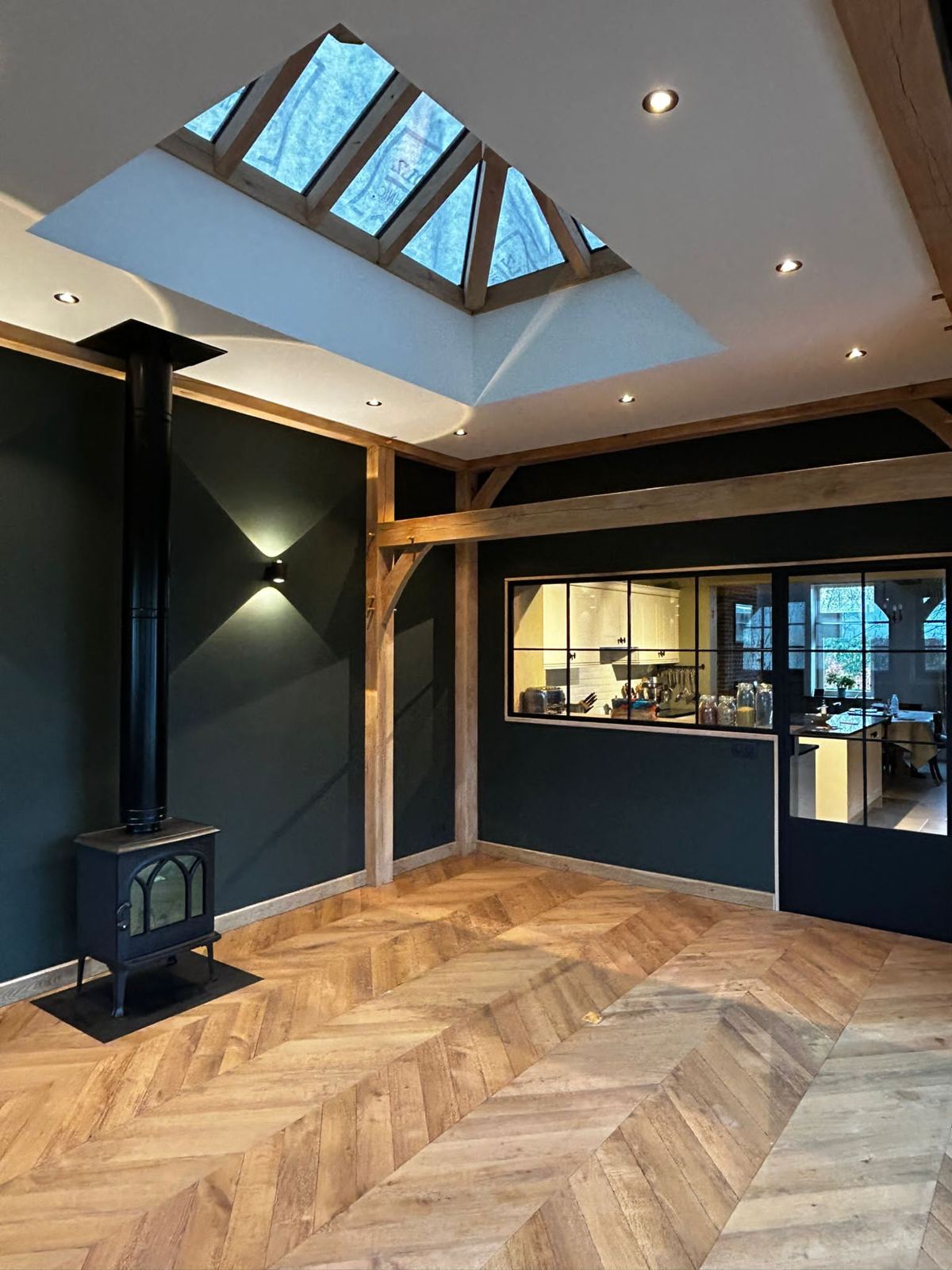 Intérieur terminé : parquet point de Hongrie, charpente chêne, poêle