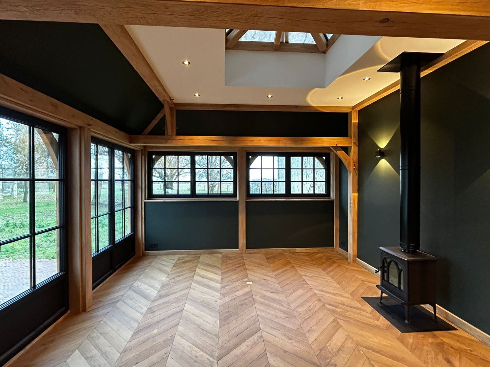 Intérieur terminé : parquet point de Hongrie, charpente chêne, poêle