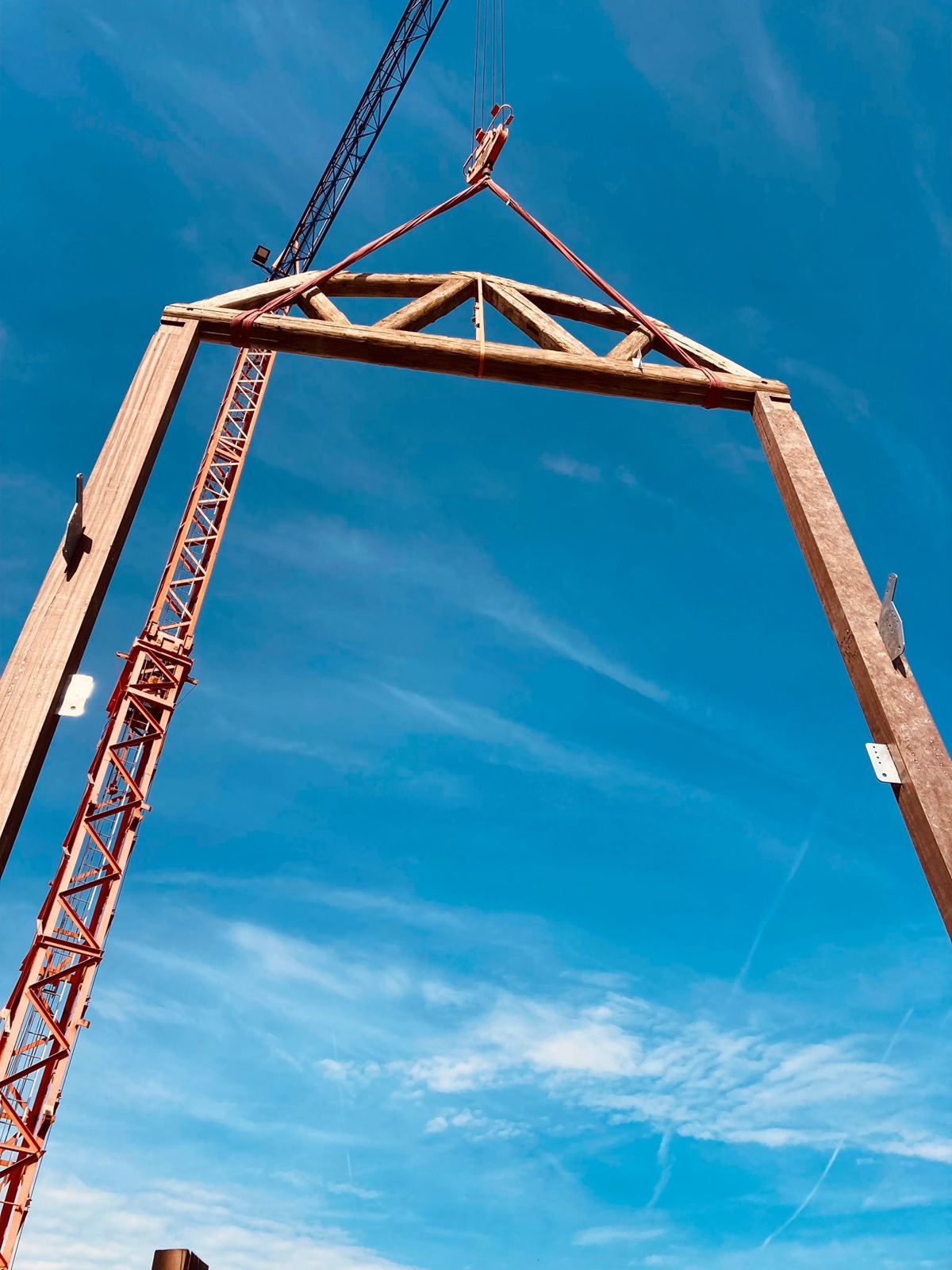 Levage portiques à fermes à la grue, ciel bleu