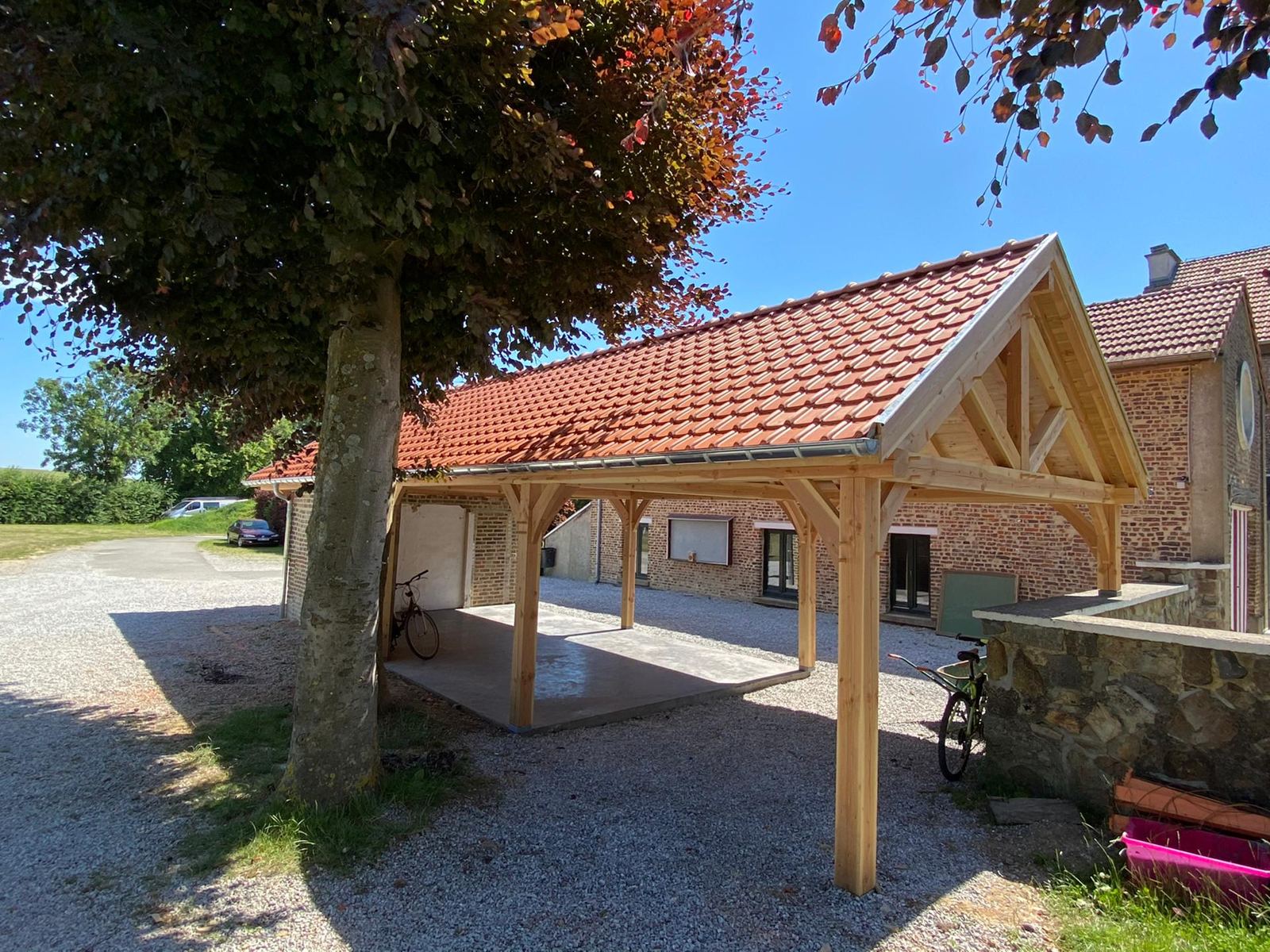Grand carport chêne couvert de tuiles rouges, cour de ferme
