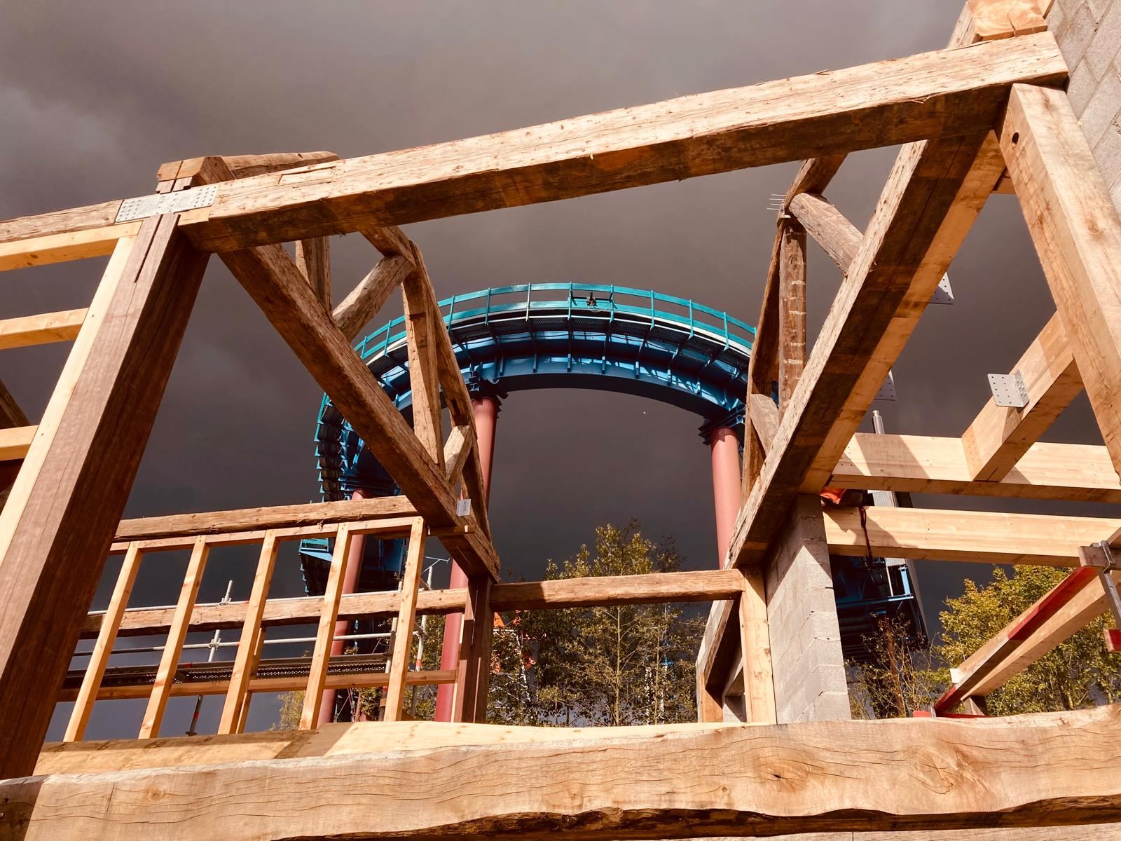 Cadre chêne et toboggan sous ciel d'orage