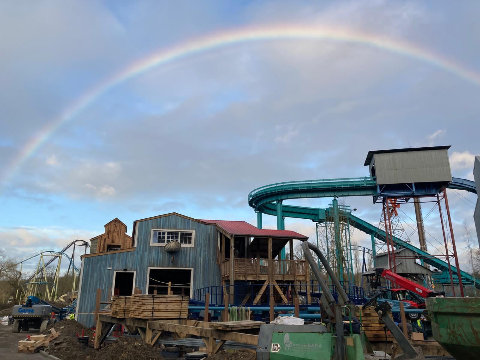 Arc-en-ciel sur les cabanes