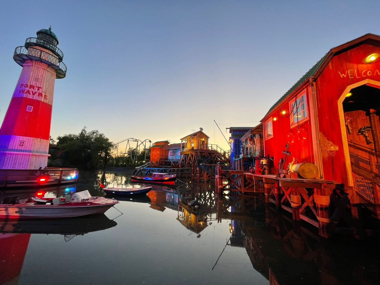 Phare et cabanes au crépuscule, reflets