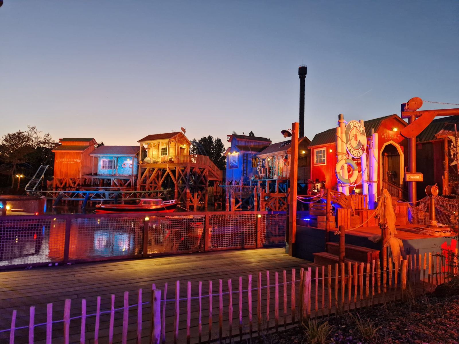 Cabanes illuminées au crépuscule